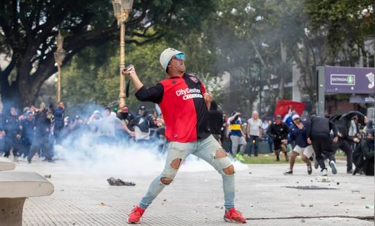Patricia Bullrich prohibió el ingreso a estadios a 26 barras detenidos en la marcha de jubilados | Política