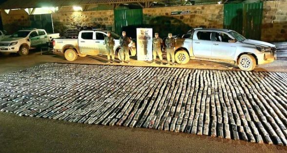 Jujuy: un conductor que llevaba 800 kilos de hojas de coca quedó atascado en el barro y huyó | Actualidad