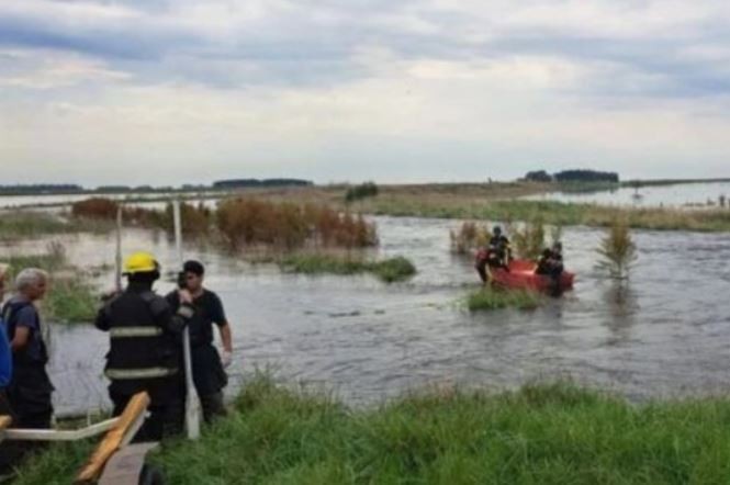 Bolívar: buscan a víctimas de un choque que cayeron a un canal y a un trabajador rural desaparecido en un arroyo | Actualidad