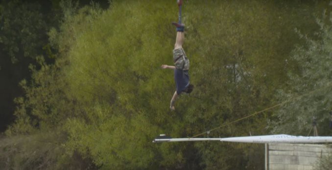 El hombre que se tiró desde 70 metros al vacío para mojar la galletita | Curiosidades