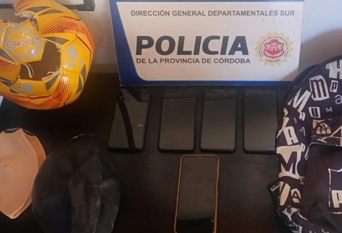 Intentó ingresar celulares escondidos en una pelota de fútbol a una cárcel: quedó detenido | Actualidad
