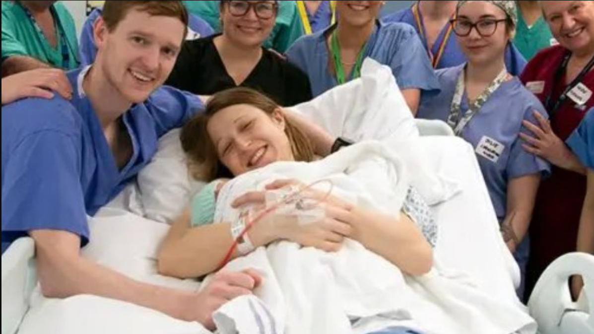 Tuvo un bebé tras someterse a un trasplante de útero, que recibió de su hermana | Internacionales