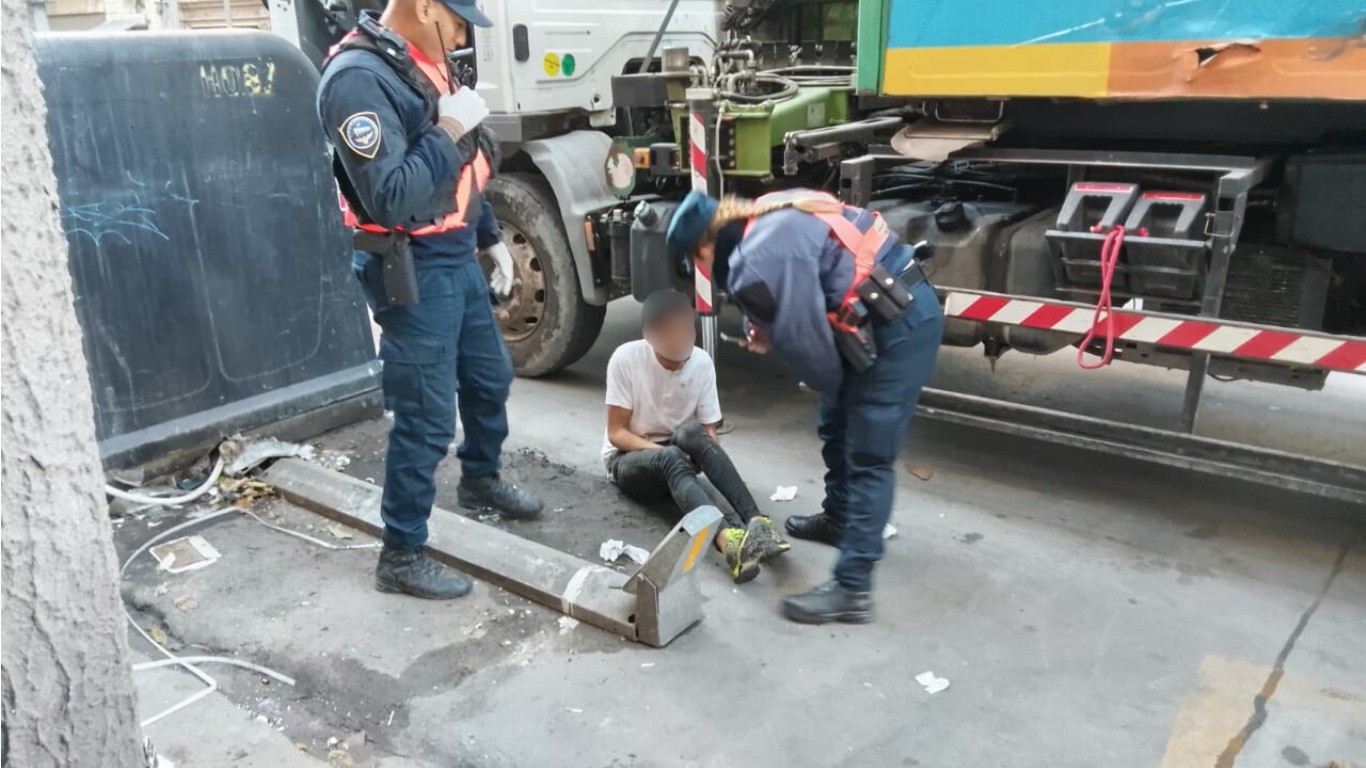 Lamentable: dormía en un contenedor y terminó dentro del camión de basura | Actualidad