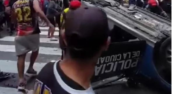 Condenaron al barrabrava que incendió un móvil de la policía durante una marcha de jubilados | Actualidad
