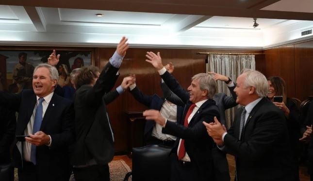 Milei visitó el Ministerio de Economía, festejó y se volvió caminando a la Casa Rosada | Política