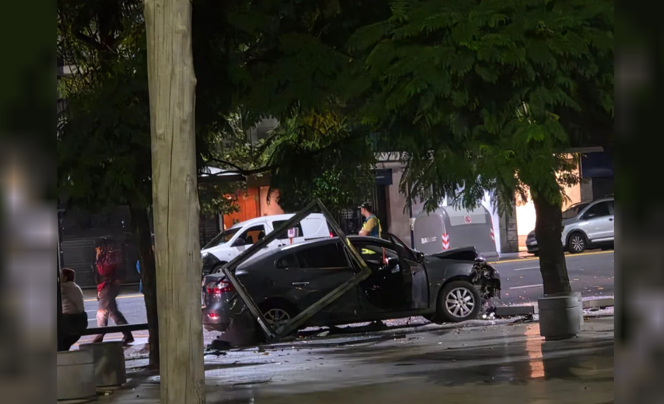 Choque en Recoleta: un auto se subió a la vereda y destrozó una parada de colectivo | Actualidad