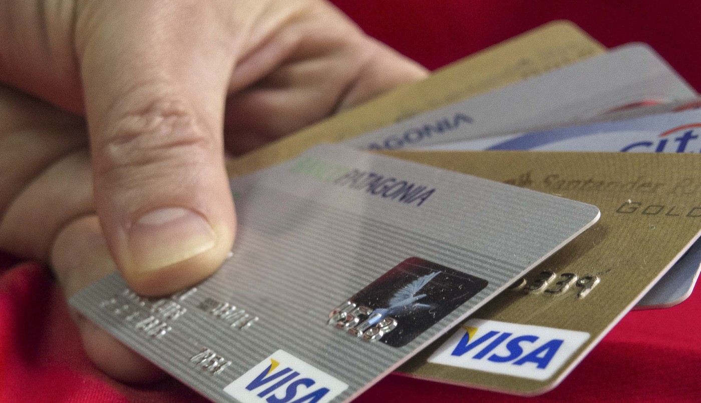 Le robó las tarjetas al abuelo de su amiga e hizo compras por $250 mil | Actualidad