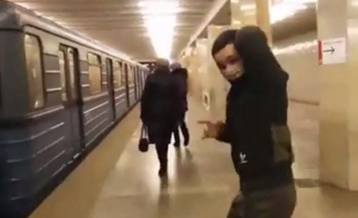 Infartante pirueta delante de un subte en movimiento paraliza corazones en internet | Curiosidades