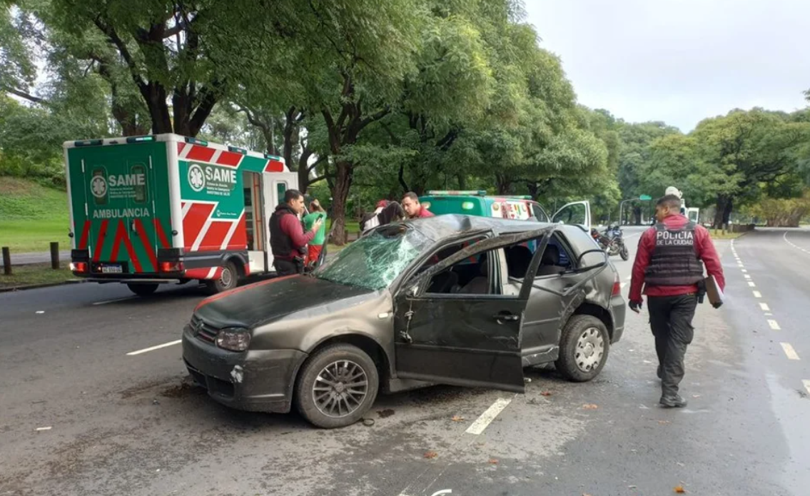 El auto que volcó en Palermo tiene 32 multas por casi $4 millones | Actualidad