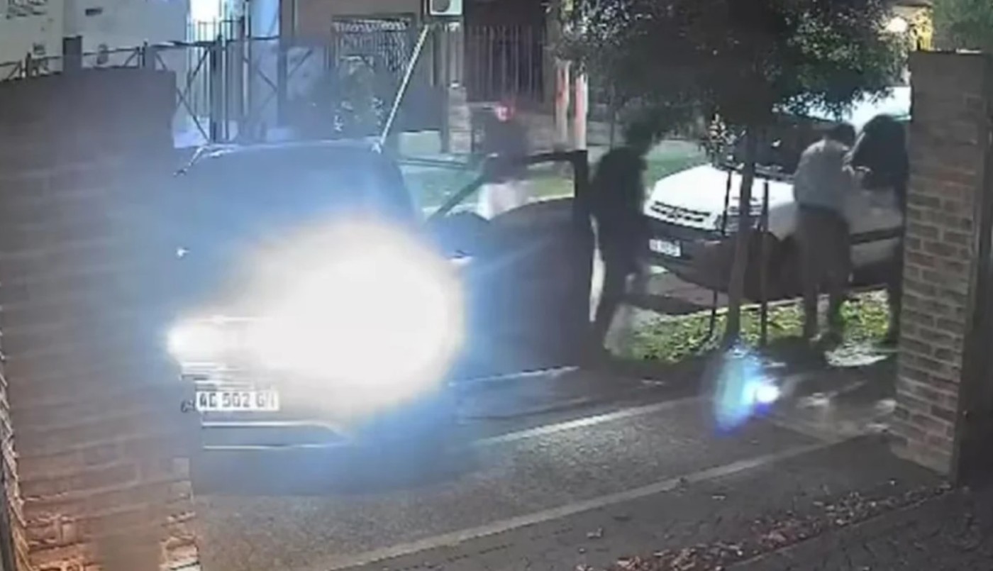Violento robo en Adrogué: ladrones armados robaron el auto de un hombre y atacaron a una mujer en plena calle | Actualidad