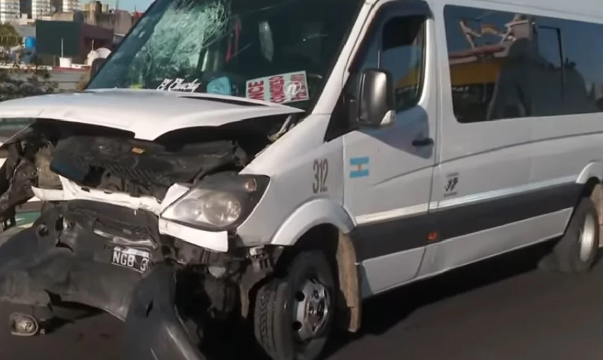 Accidente en la autopista 25 de Mayo: una combi chocó contra el guardarrail y dejó 19 heridos | Actualidad