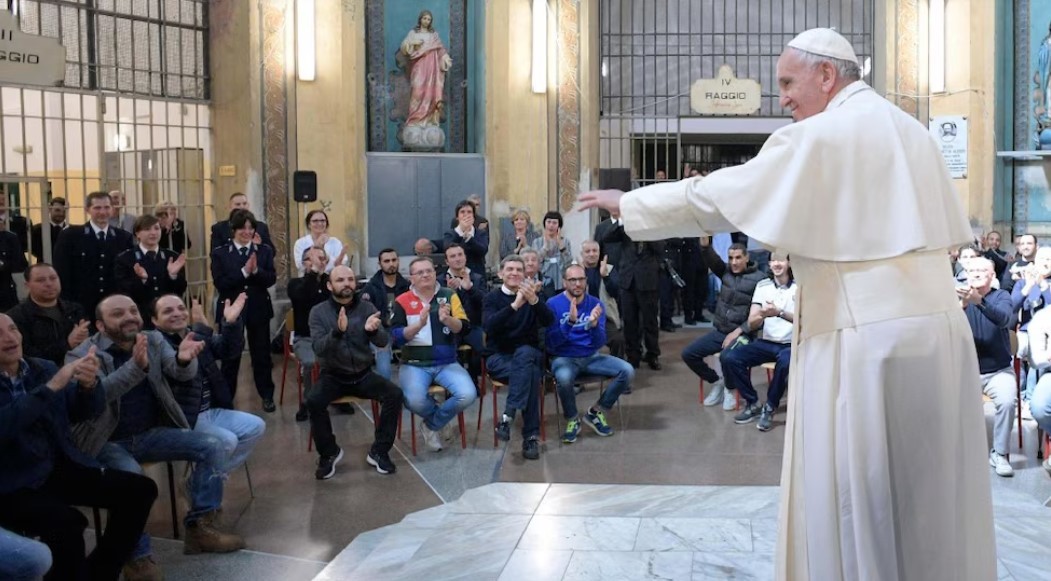 “Un día de sufrimiento para nosotros”: la emotiva carta de los presos de San Vittore tras la muerte del papa Francisco | Internacionales