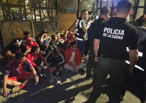 Un centenar de hinchas de América de Cali fueron demorados antes del partido contra Huracán | Deportes