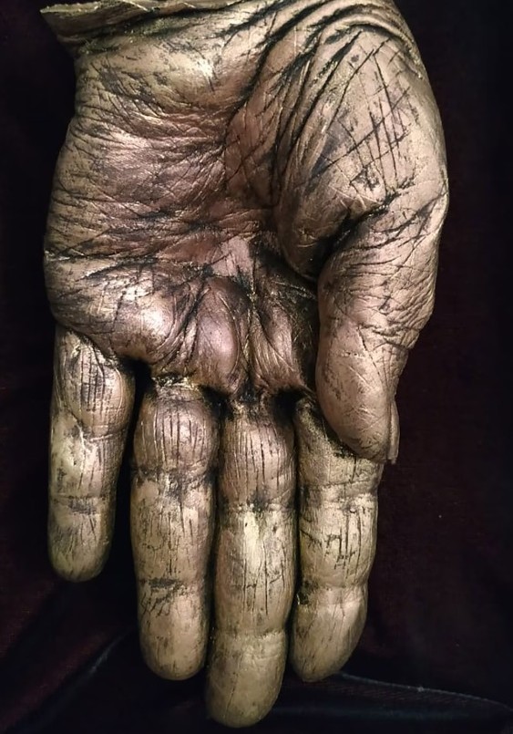 La escultura que emocionó al Papa: un homenaje al abrazo que nunca fue | Actualidad