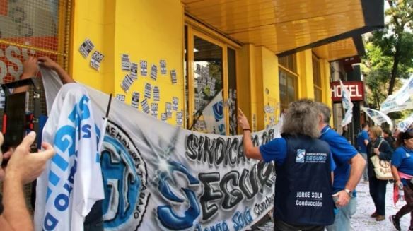 Una compañía de seguros cerró, dejó 200 empleados en la calle y 350 mil clientes en el limbo | Economía