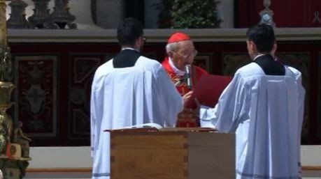 “Nadie se salva solo”: el cardenal Re despidió al papa Francisco con una emotiva homilia | Internacionales