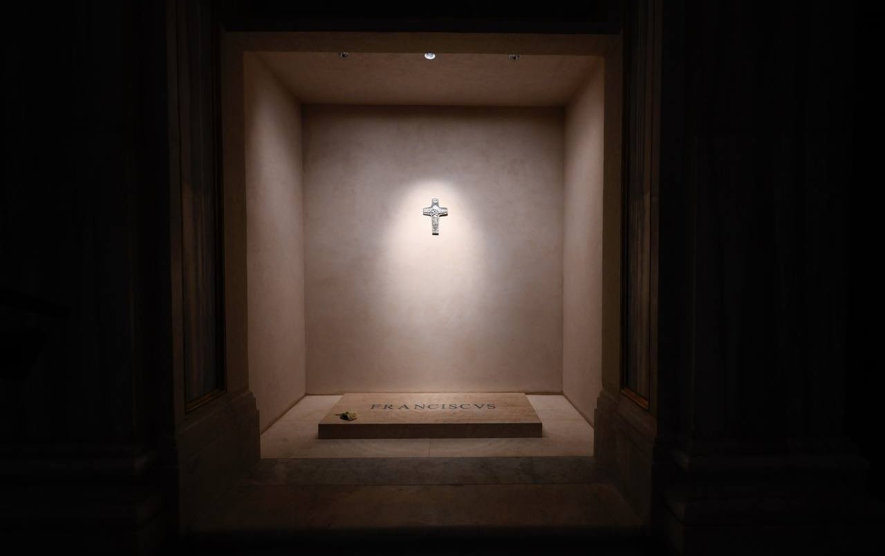 Miles de personas siguen honrando al papa Francisco a la espera del cónclave | Actualidad