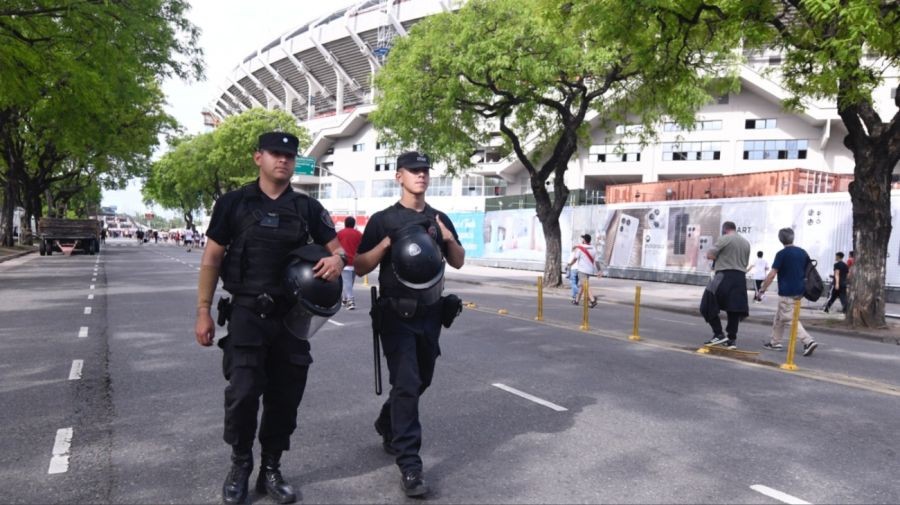 Superclásico: detienen micros con hinchas que llevaban armas blancas, droga y pirotecnia | Deportes
