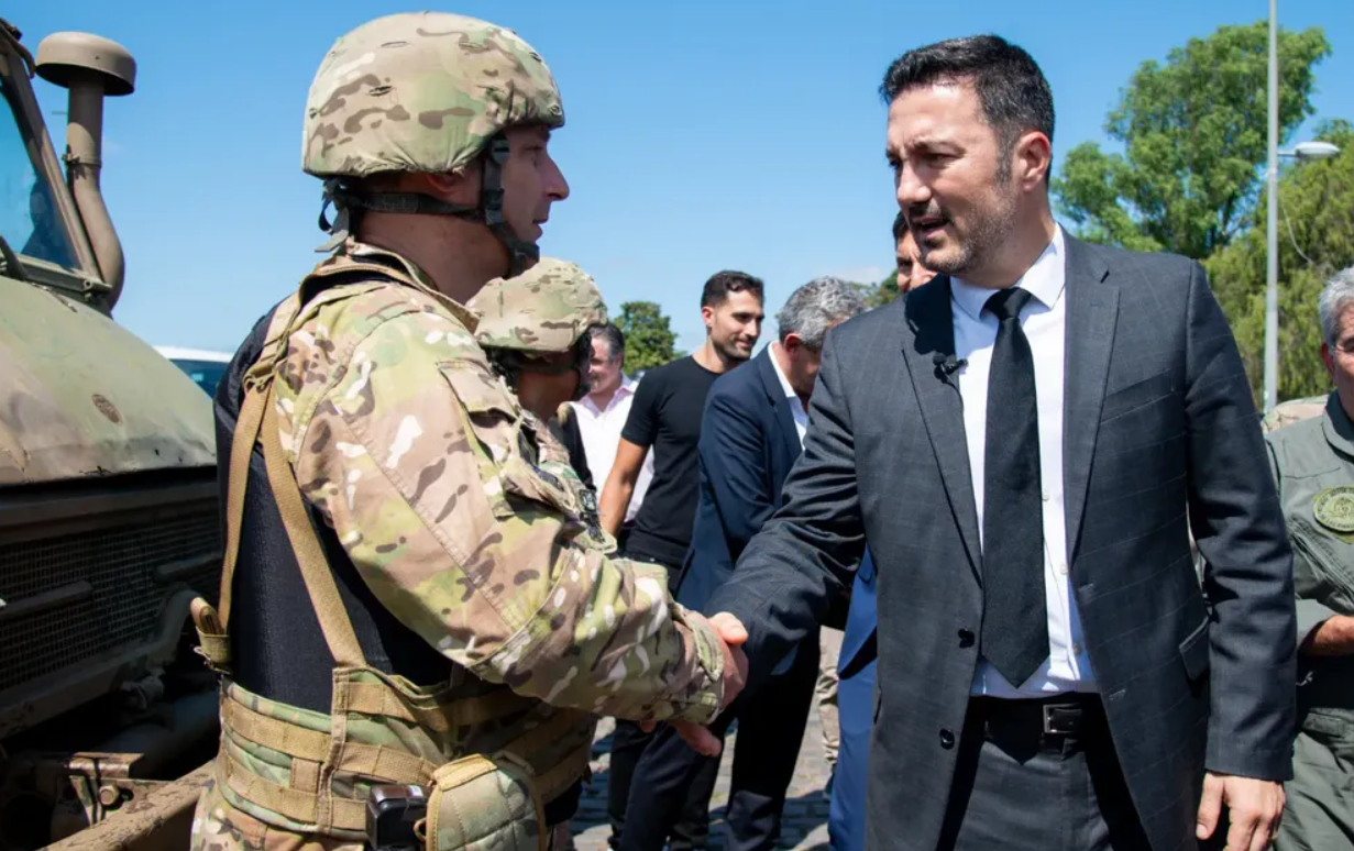 "No violamos la Ley de Seguridad Interior": Luis Petri, tras autorizar a militares a detener civiles | Política