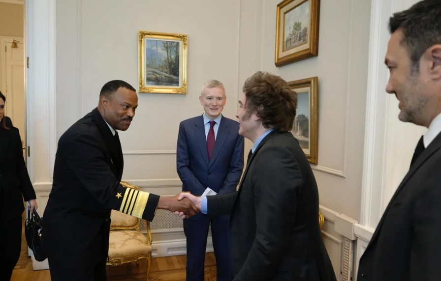 Milei recibió al jefe del Comando Sur de Estados Unidos para reforzar la cooperación militar | Política