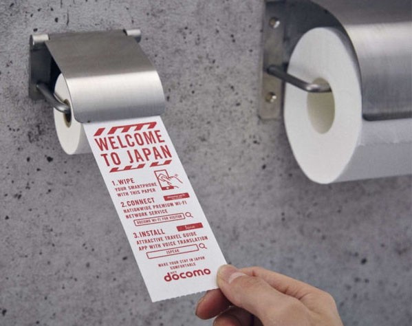 En Japón instalan papel higiénico en los baños para limpiar el... celular | Curiosidades