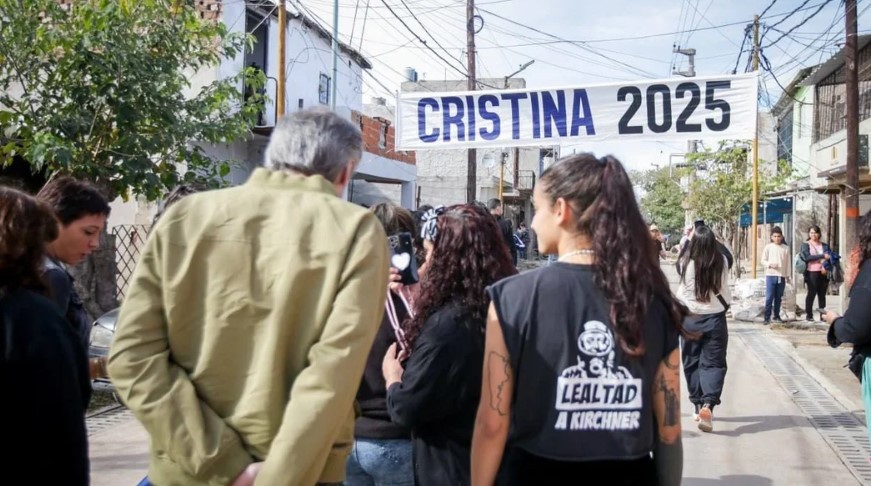 Máximo Kirchner y Mayra Mendoza hicieron campaña con pasacalles de "Cristina 2025" de fondo | Política