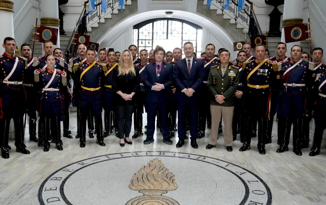 Javier Milei recibió la "Orden Ecuestre Militar de los Caballeros Granaderos de los Andes" | Política