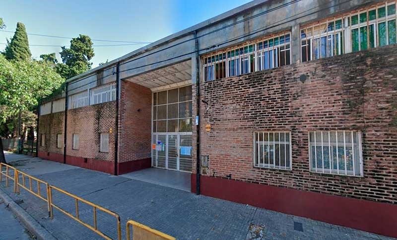 Rosario: colgaron una sábana con un mensaje mafioso en una escuela | Actualidad