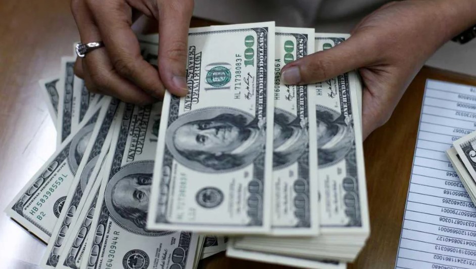 El dólar oficial cerró a $1.155 y se achica la brecha con el blue | Economía