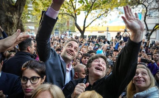 Manuel Adorni cierra la campaña porteña con Javier Milei en un acto en Recoleta | Política