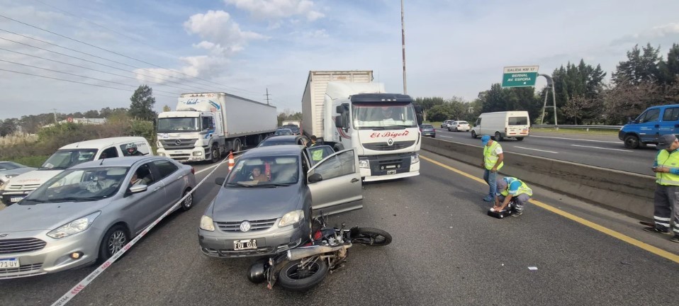 Murió un motociclista luego de chocar con un micro y ser atropellado por un auto en la autopista Buenos Aires-La Plata | Actualidad