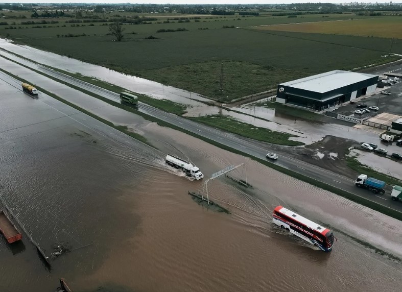 Dramático: un micro quedó atrapado por la inundación en la Ruta 9 | Actualidad