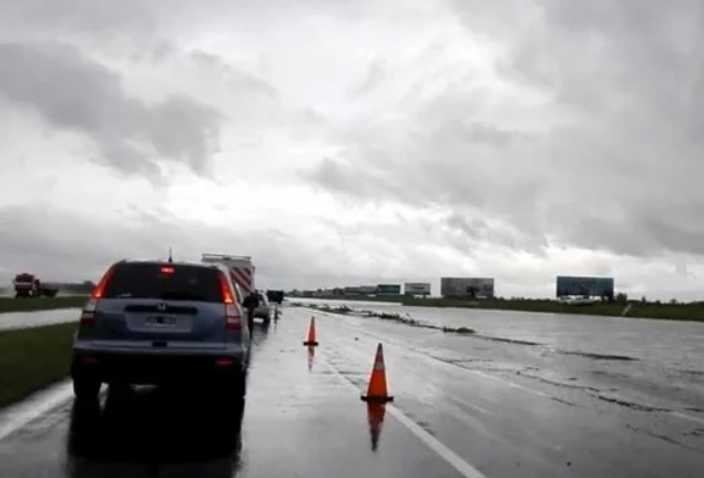 Otro micro con niños varado por la inundación: 37 chicos atrapados hace más de 10 horas en la ruta | Actualidad