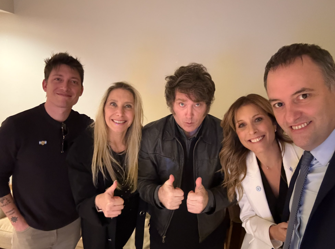 Adorni celebró la victoria junto al "triángulo de hierro" y deseó: "Dios bendiga a la República Argentina" | Política