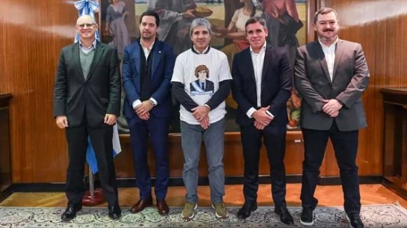 Luis Caputo lució una remera muy especial junto a los directivos de una automotriz | Política