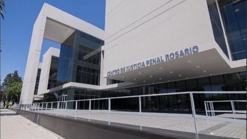 Piden 12 años de prisión para dos policías acusados de abusar sexualmente de una joven de 15 años en Santa Fe | Actualidad