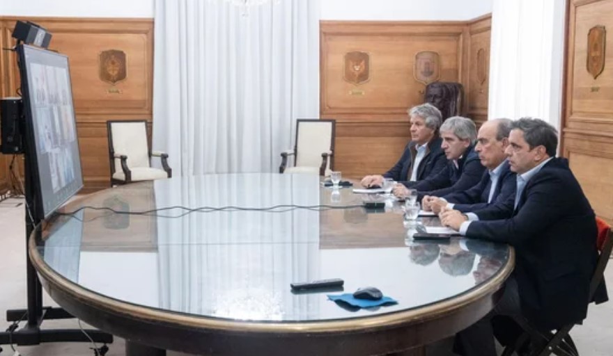 Francos y Caputo mantuvieron una reunión con gobernadores para sumarlos al plan del "dólar colchón" | Política
