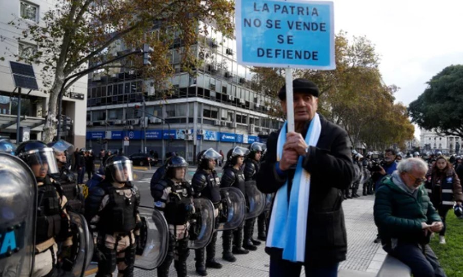 Tensión y gases lacrimógenos durante una nueva marcha de jubilados en el Congreso | Política