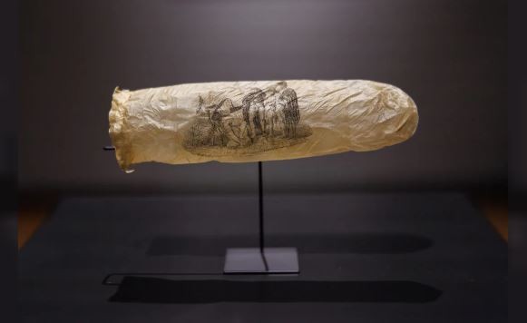 Exhiben un preservativo de hace unos 200 años con la estampa erótica de una monja y tres clérigos | Internacionales