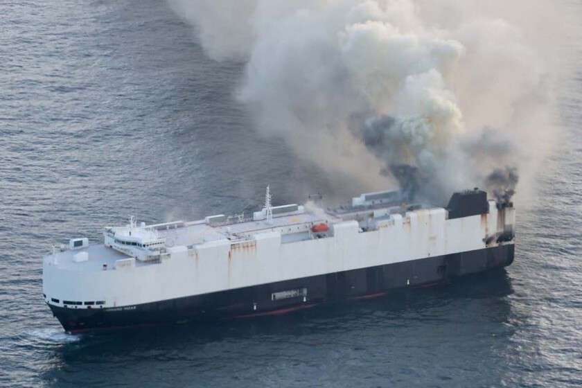 Se incendió un barco que transportaba 3.000 autos en el Océano Pacífico | Internacionales