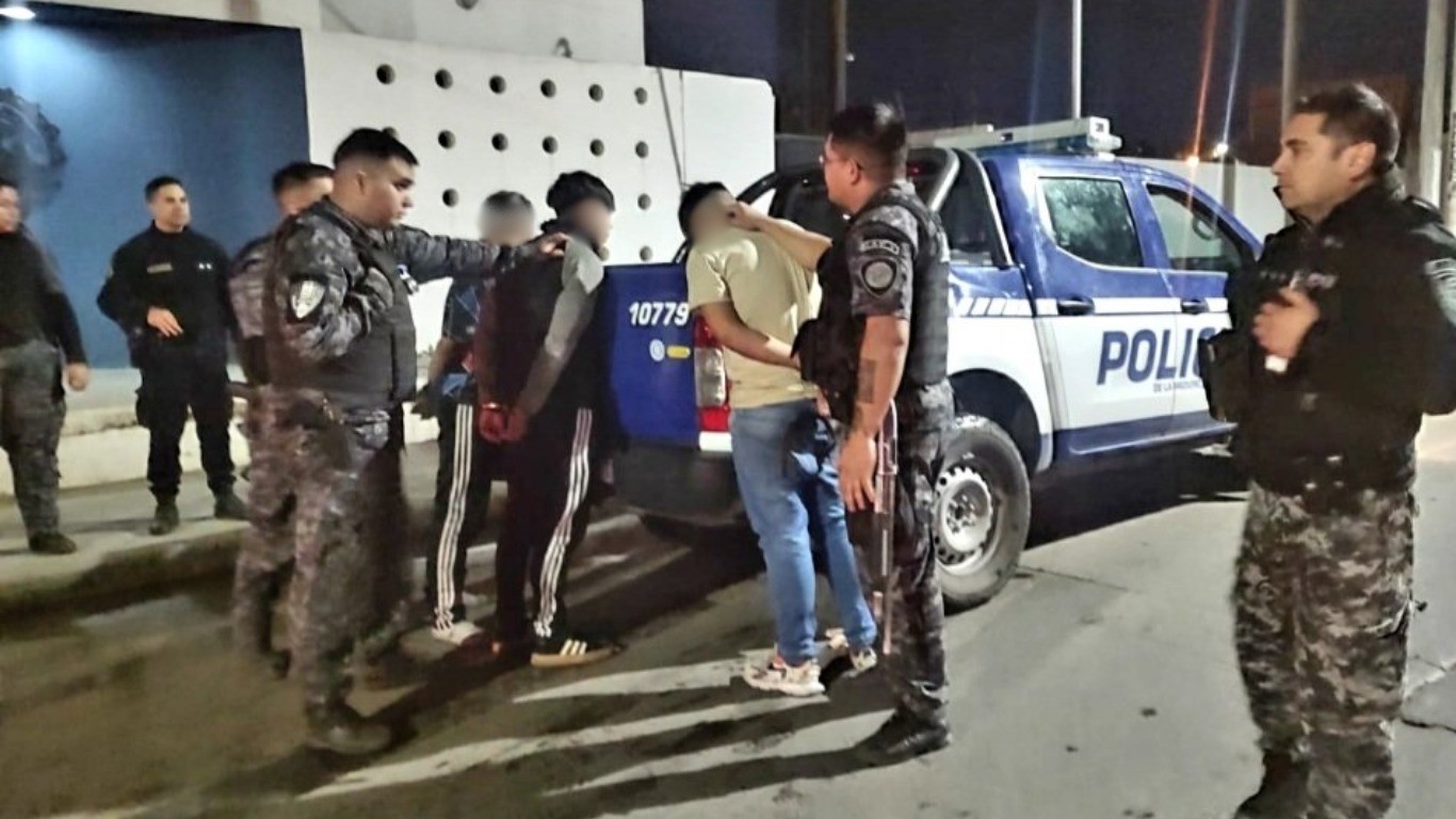 Tres menores de 15 años arrojaron una bomba molotov e incendiaron el auto de un policía en Córdoba | Actualidad