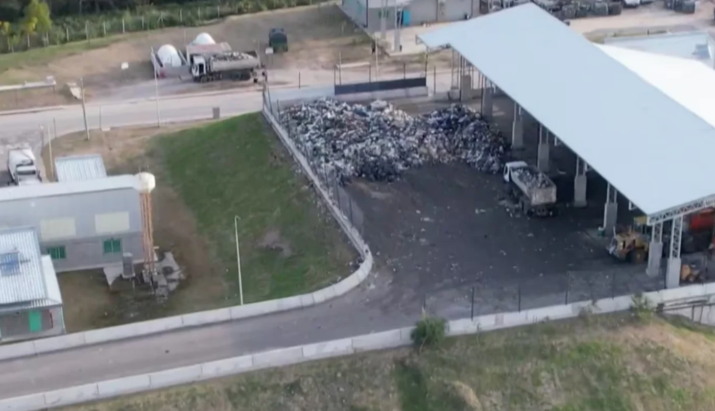 Por el olor de un basural que presentaron como "ecoparque" se descomponen alumnos de una escuela | Actualidad