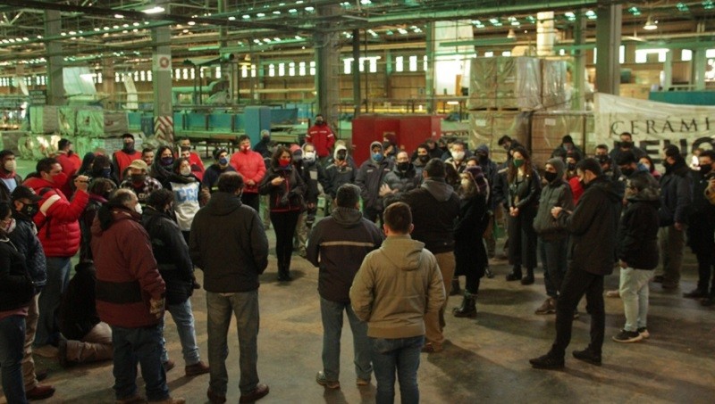 Organizaciones se reúnen en defensa de las gestiones obreras ceramistas de Neuquén | Política