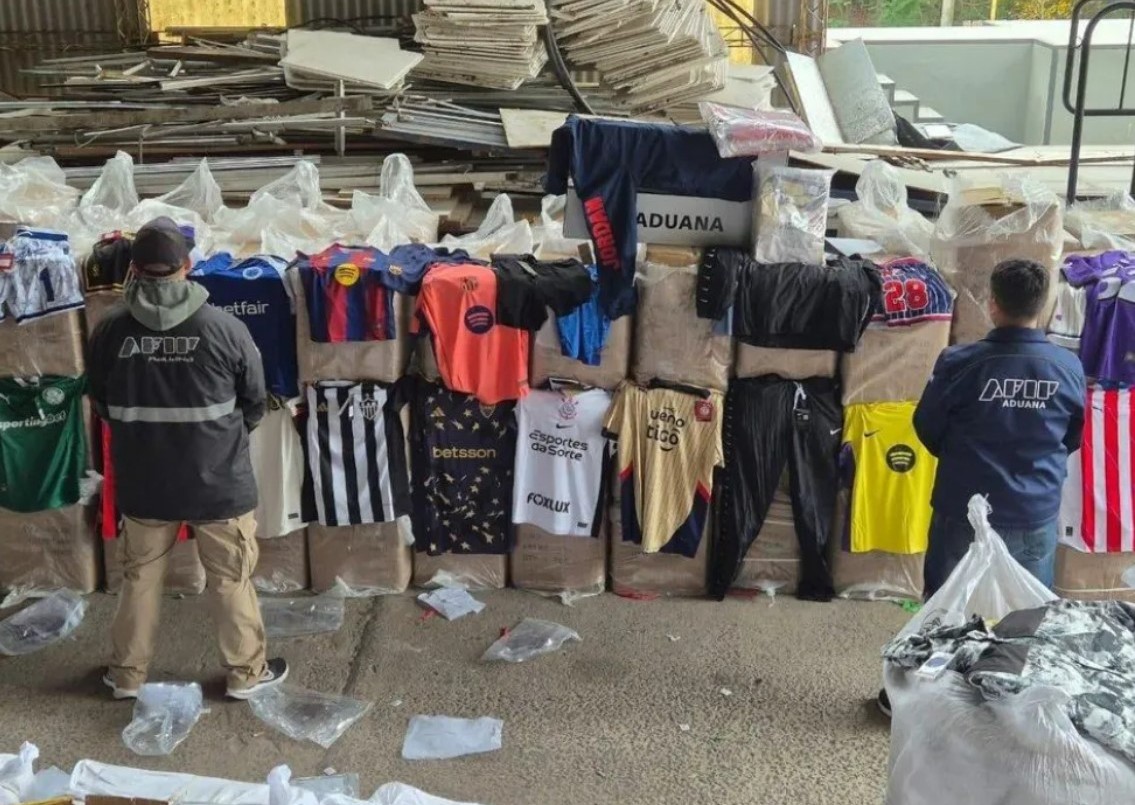La Aduana secuestró 75 mil prendas falsificadas rumbo a Paraguay: estaban ocultas en un camión escaneado | Actualidad