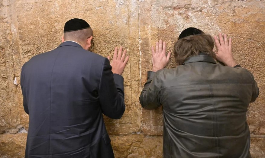 Javier Milei llegó a Israel y fue a visitar el Muro de los Lamentos | Política