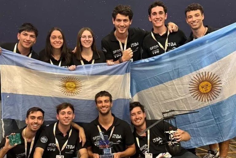 Jóvenes argentinos salieron campeones del mundial de ingeniería aeroespacial de la NASA | Actualidad