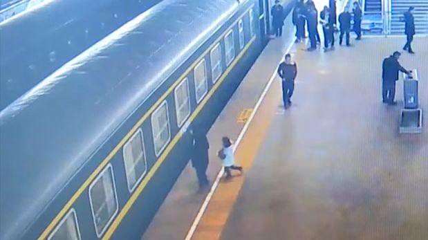 VIdeo: milagroso rescate a una nena que había caído a las vías del tren | Curiosidades