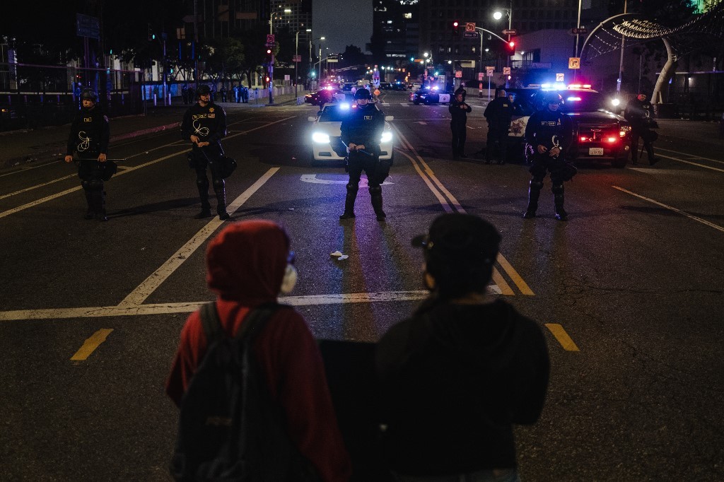 Policía de Los Ángeles realiza arrestos bajo toque de queda y Texas despliega la Guardia Nacional | Internacionales