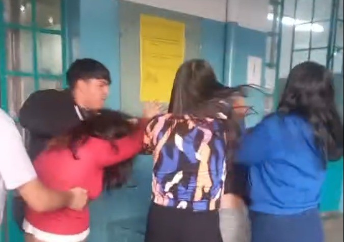 Violencia escolar en Córdoba: suspendieron a alumnas agredidas y estalló la polémica | Actualidad