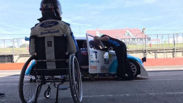 El emocionante regreso a la pista del piloto inglés de Fórmula 4 que perdió ambas piernas | Deportes